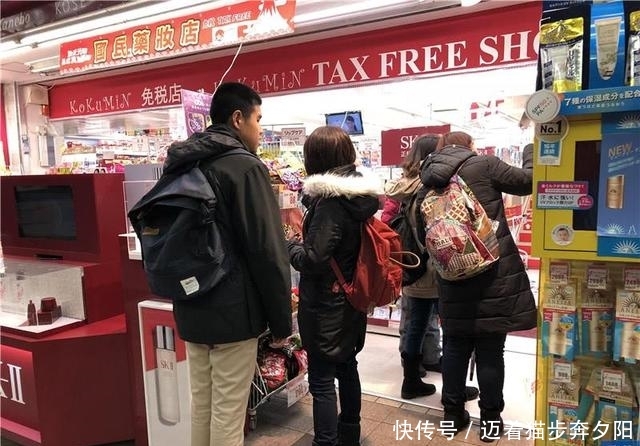 中国大妈到日本药妆店爆买，原来大包小包买的都是这个