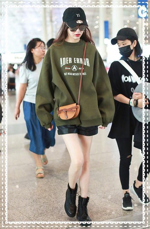 当佟丽娅和唐嫣同穿黑色短裤，网友：终于见到了漫画腿的最高级别