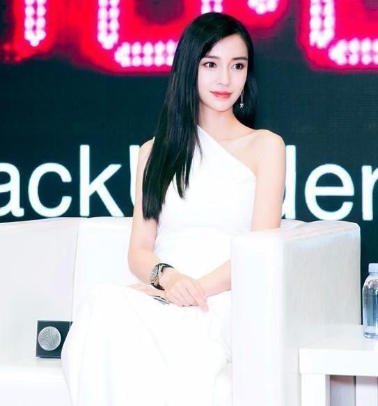 辣妈杨颖太有韵味了，露肩裙高开衩秀美腿，网友:黄晓明也不管管