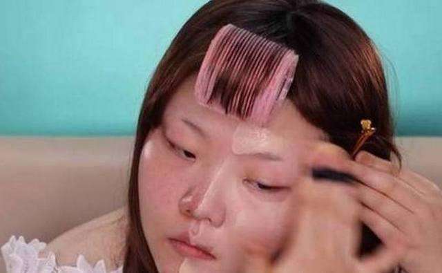 一女子网络直播化妆, 为作对比只化半边脸, 结果让人不淡定了