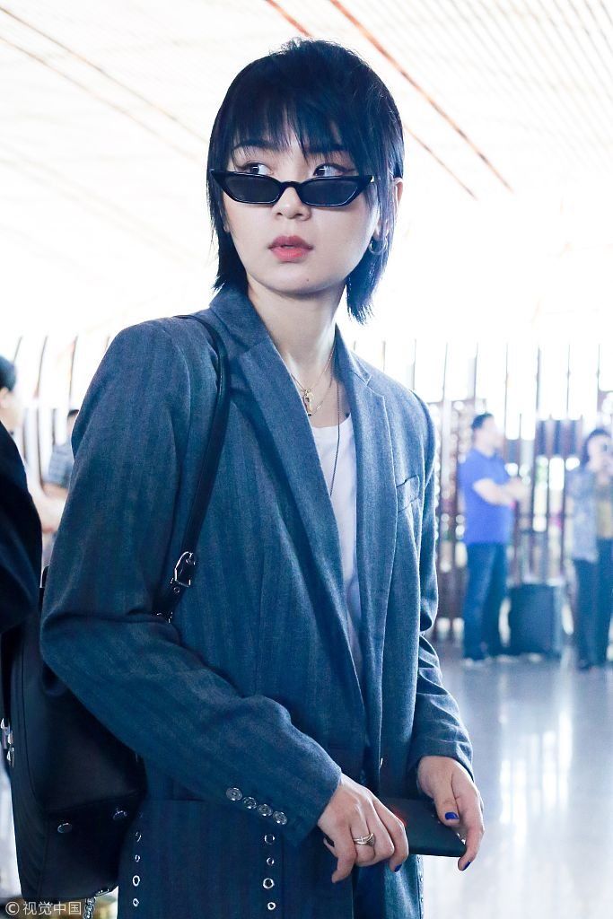 2019春夏纽约时装周：周笔畅着西装霸气启程观秀  圆脸肉嘟嘟花式