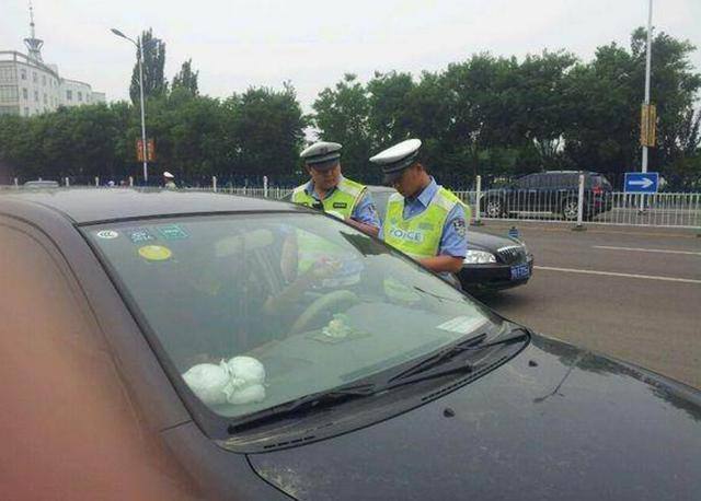 碰到交警查车,忘带驾照了怎么办,只要学会这一