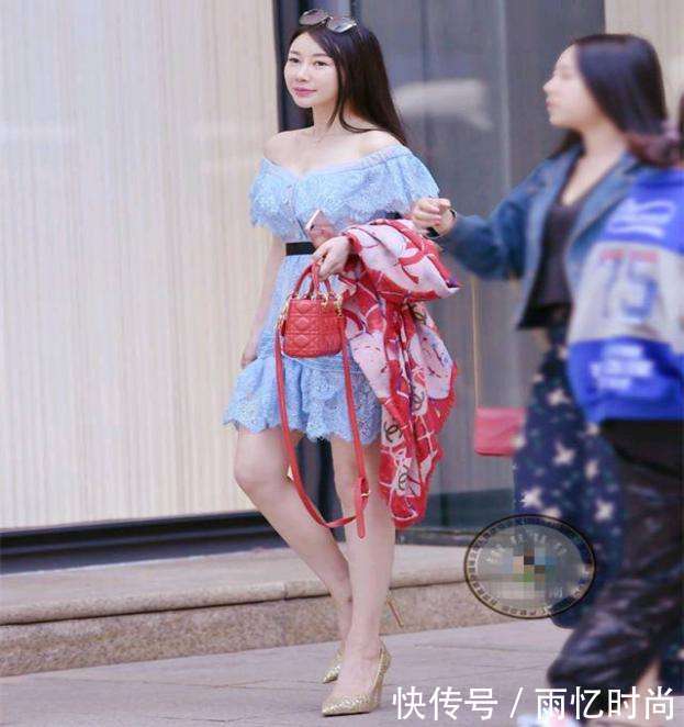 街拍: 牛仔裤凸显大长腿, 第二位小姐姐堪比明星!