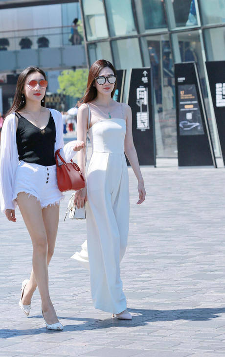 街拍路人，清爽简约的搭配应季又时尚，小蛮腰真的加分不少！