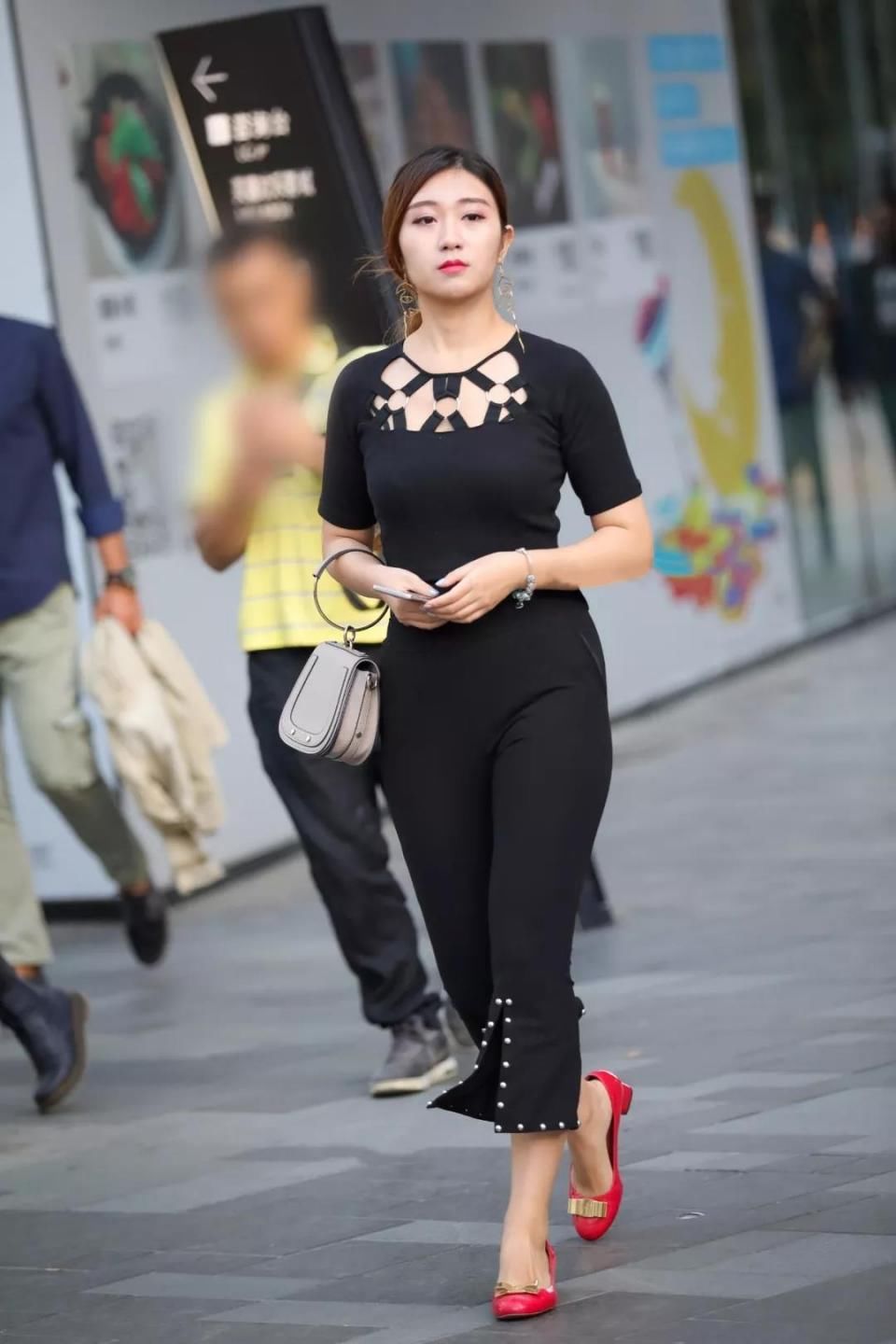 街拍美女：身材气质俱佳的黑衣美女，笑容更动人