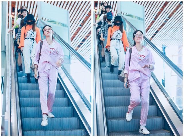 吴宣仪现身机场再现超高衣品，穿粉色睡衣内搭白T，清新又可爱