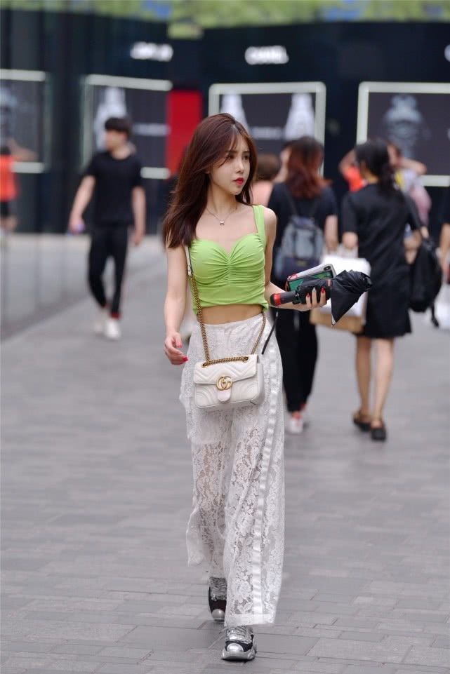 气质|街拍:身材苗条的美女,白色的连衣裙,尽显干净明朗的气质