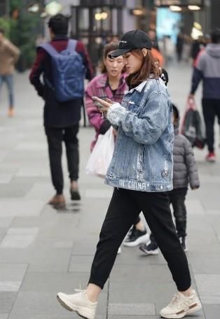  『红色』路人街拍，红色上衣和白色笔筒裤的搭配，走在街区很是引人注目