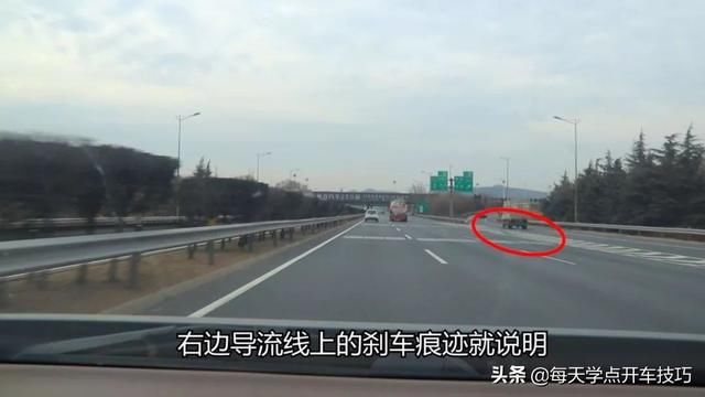 高速公路驾驶技巧，遇到这种情况，一定不要右转，知道的人不多