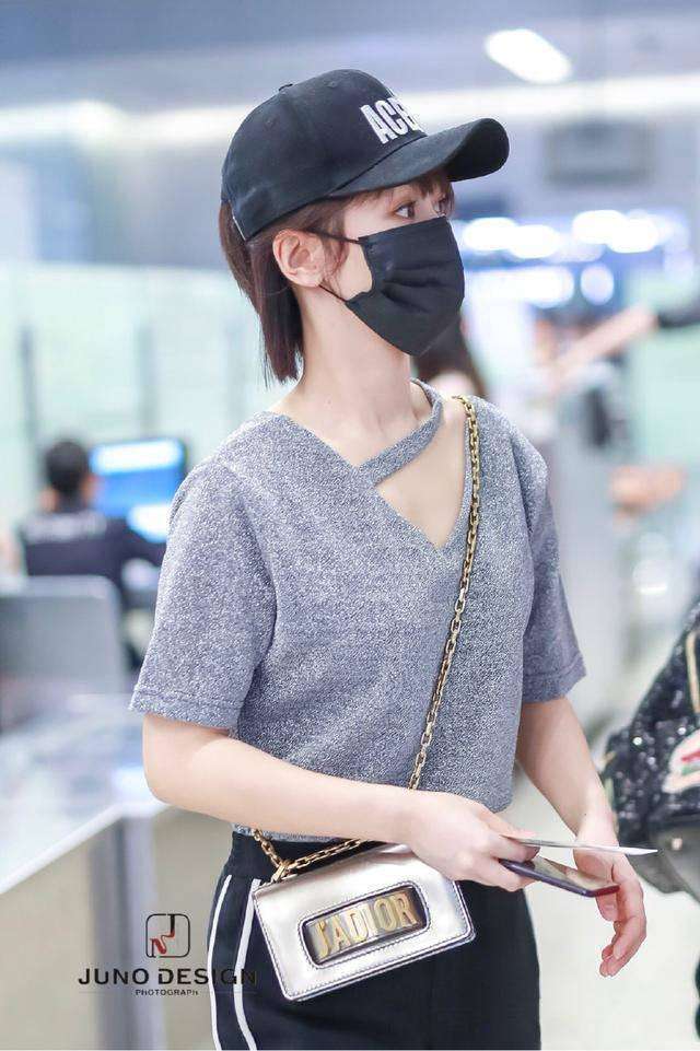 杨紫现身机场网友: 又瘦了, 一条运动裤穿出腿长一米八!