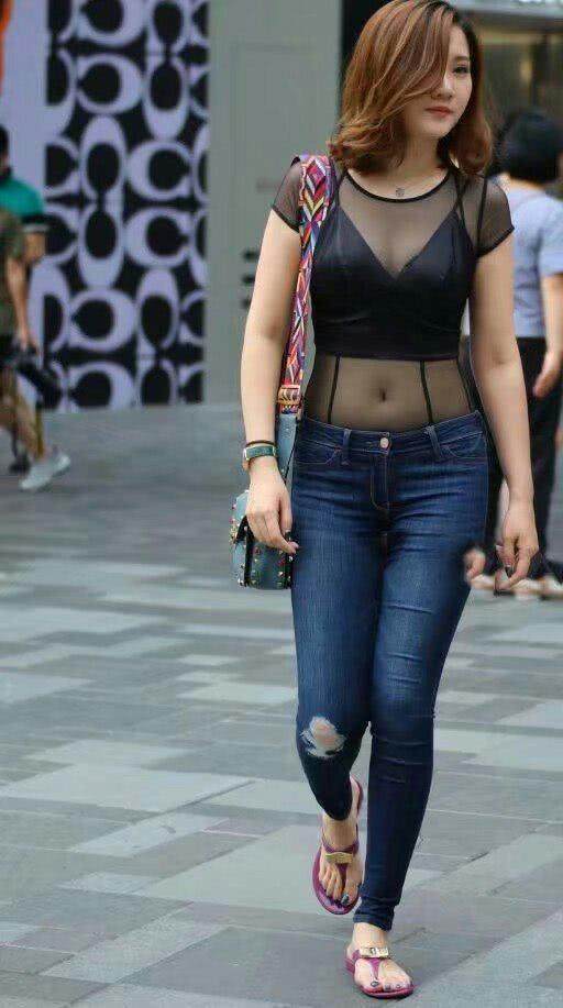 街拍：修身牛仔裤，非常显瘦，让美女一举一动都那么迷人！