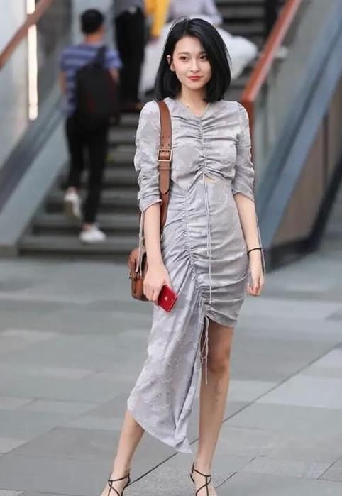  『风采』潮范儿女神来了，街拍：姿色天然的美女，一件白色短袖配牛仔短裙，时尚魅力风采