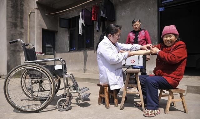 中央电视台：乡村医生的待遇和养老问题亟待解决