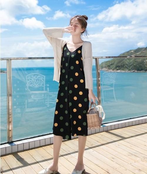 『春天』春天穿“波点吊带裙+防晒衫”,这样搭年轻十岁不止,真的美翻了