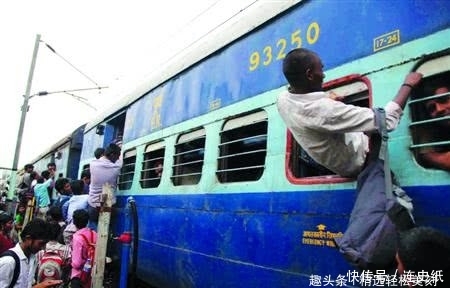 印度人坐中国火车，乘务员愣住了，印度人还问：你们不是这样吗？