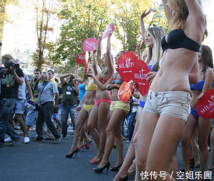 乌克兰美女害怕自己嫁不出去，身穿比基尼在街头举牌求结婚