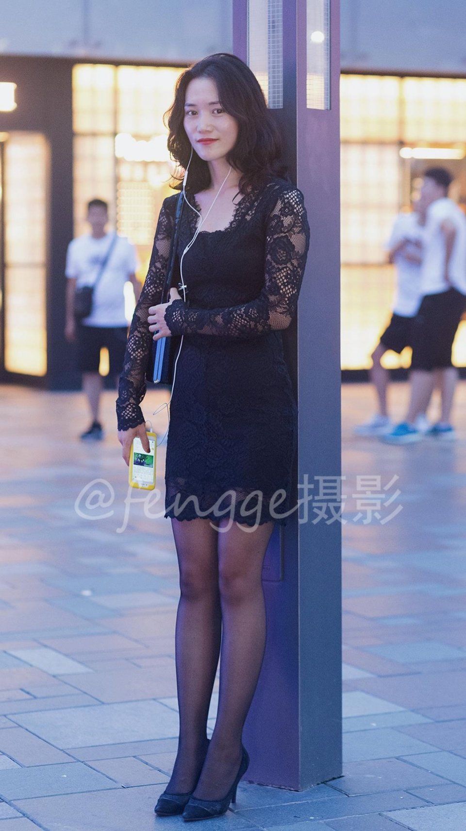 街拍:穿黑色蕾丝紧身裙的大波浪长发美女，神秘、气质、迷人