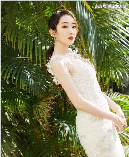 蒋梦婕真厉害，穿着低领长裙秀身材，网友:王丽坤都没你会玩!