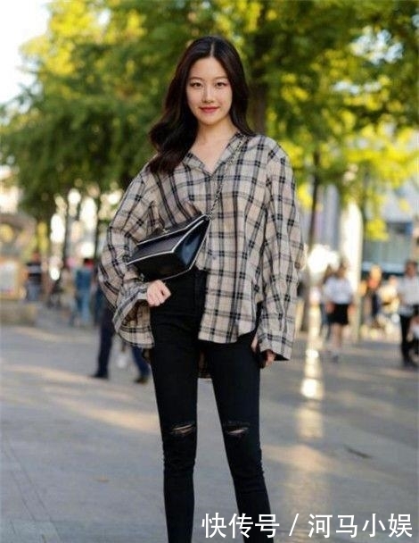 「小姐姐」优雅时尚的街拍:靓丽闪耀的美女,烘托出小姐姐魅力十足