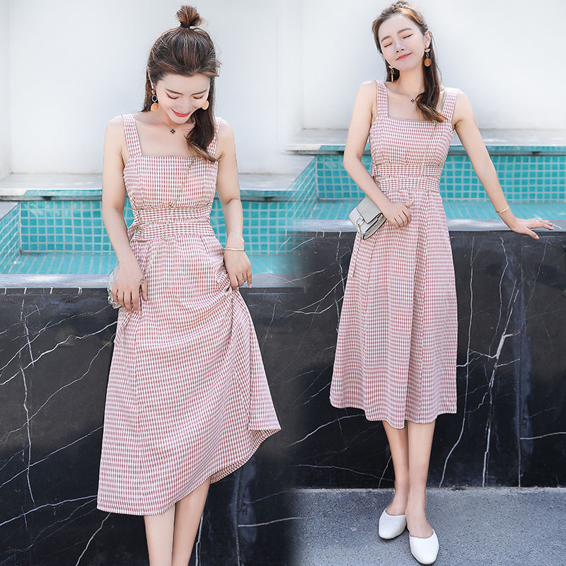 小小的性感和妩媚，吊带裙撩动这个美丽的夏天