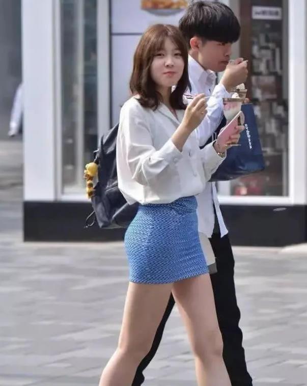 身材|街拍:身材高挑的小姐姐,一件黑色的连衣裙,唯美气质好身姿