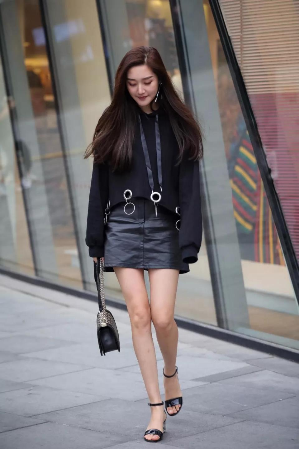 街拍：超漂亮长得真好看穿皮裙的长腿性感大美女