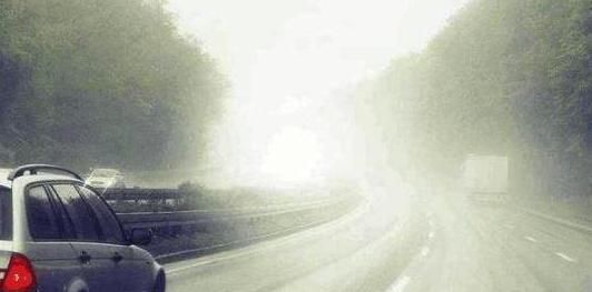  发生■高速遇到大暴雨怎么办，大多数车主都做的不正确，导致发