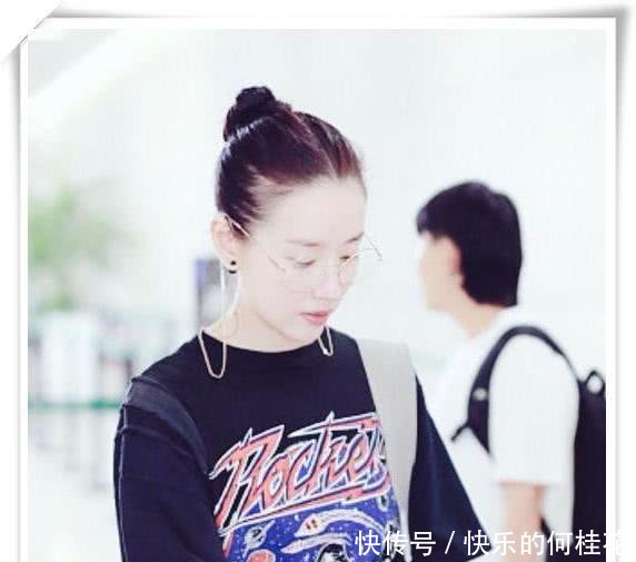 董洁也太瘦了，这么窄的裙子都能硬塞进去，但大腿间距宽得好尴尬