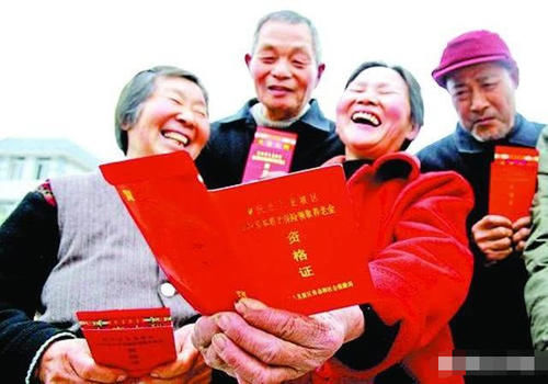  【养老金】农村年满60岁的老人，以前没交过社保，有资格领取养