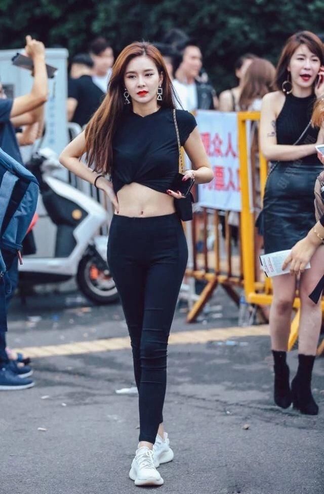 街拍丨你到底喜欢清纯的还是性感的？对照看下去就知道了！