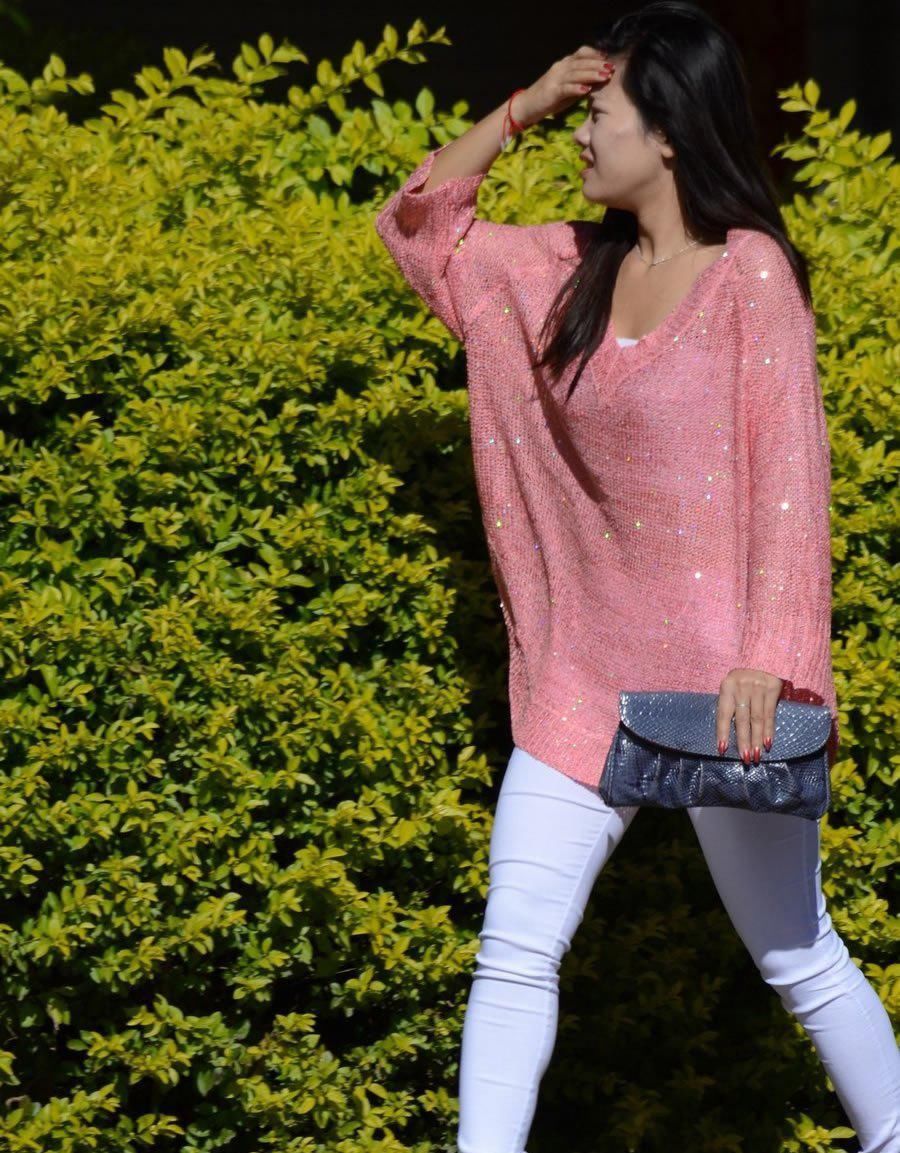 公园里街拍:白色紧身裤美女展现出线条的优美，清新脱俗很吸引人