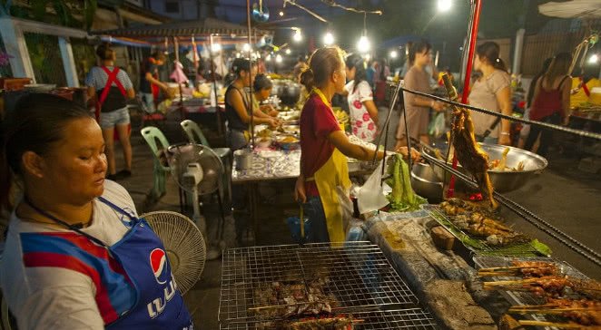 老外来中国旅游，到了晚上就不敢出去，导游：中国非常安全！