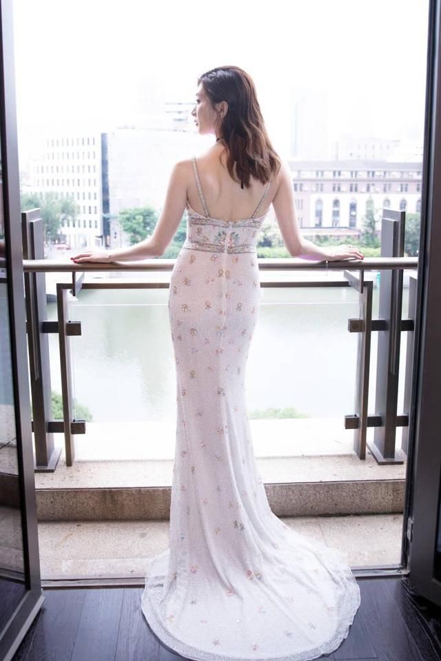 江疏影一袭白色吊带连衣裙，化身仙女 网友：她演古装肯定美