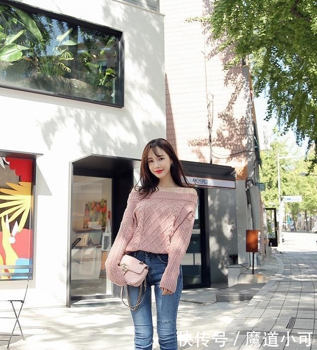  迷人■韩国女神露肩装穿搭紧身牛仔裤，性感迷人凸显大长腿