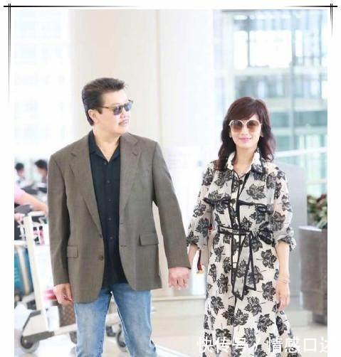 64岁赵雅芝一身搭配尽显优雅气质，然而看到未修图一秒尴尬！