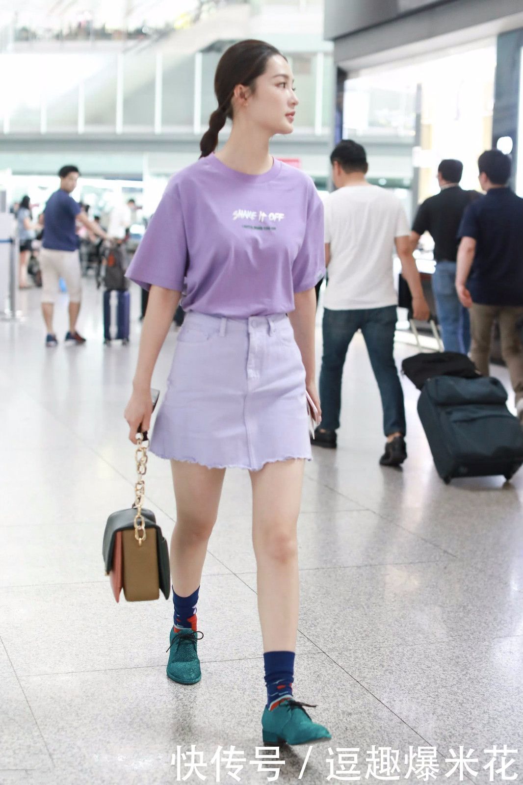 李沁素颜现身机场,网友:皮肤与大腿一个色,确实没有p图!