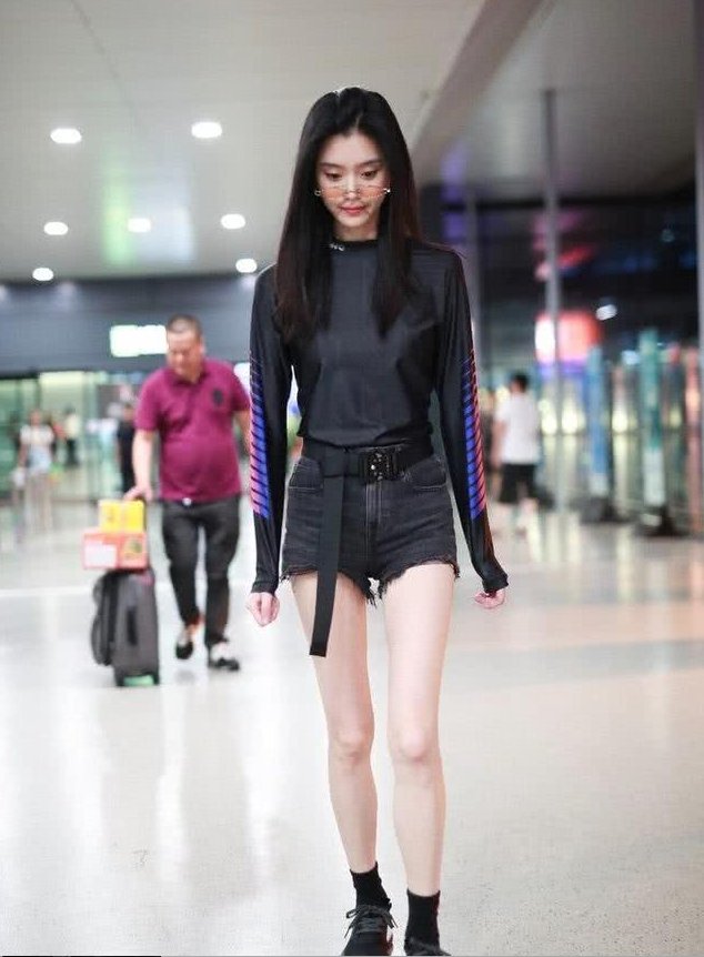 奚梦瑶到底有多瘦?这么窄的短裤都穿不满，网友:有没有100斤?