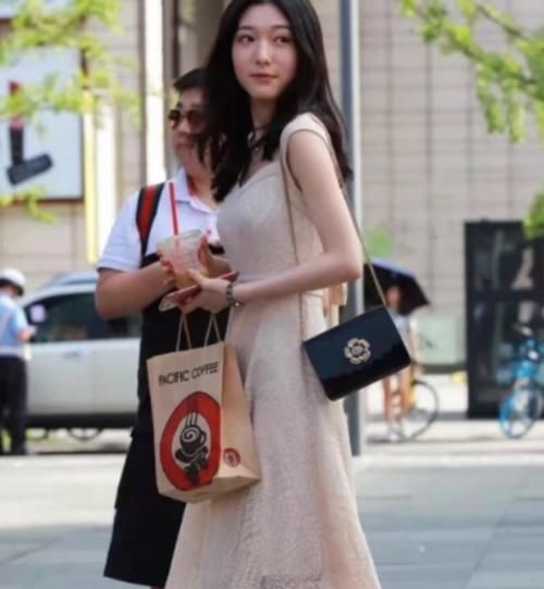  【精致】修身浅灰连衣裙，搭配精致黑色包包，优雅知性！