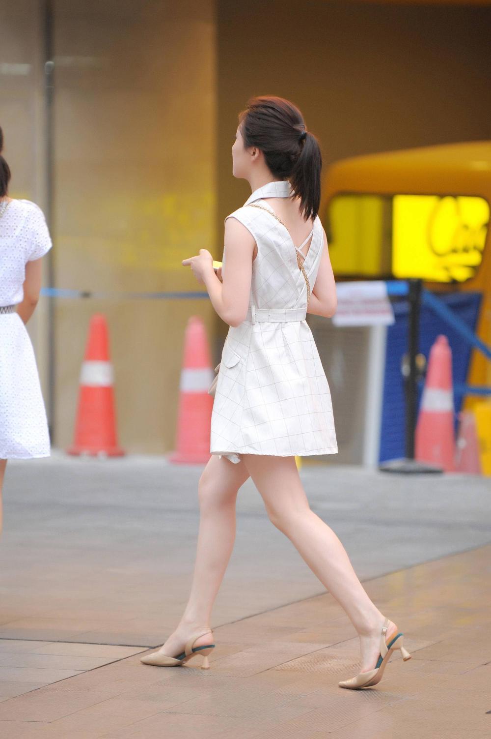 街拍: 图五穿吊带配短裤, 镂空的设计更添妩媚, 甩头发动作特“勾