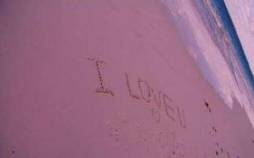 世界上最性感的海滩吸引了许多少女的心，巴哈马粉红色海滩