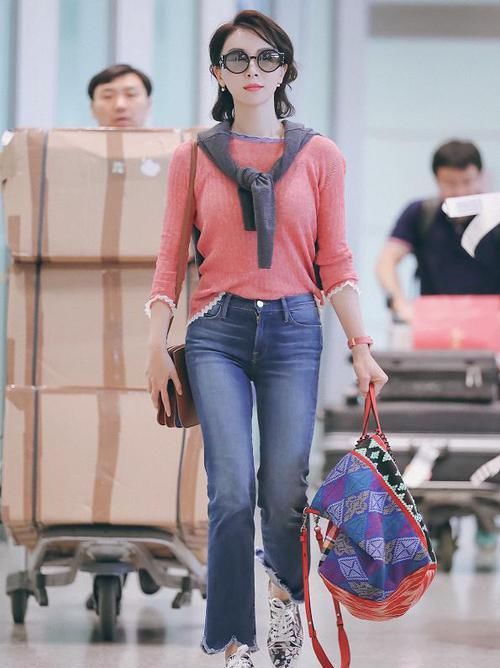  「女性」属于四十多岁女性的穿搭经，一条简单的牛仔裤，也能穿出时髦感