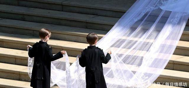 哈里大婚,凯特四穿旧衣低调登场,夏洛特公主吐舌抢镜