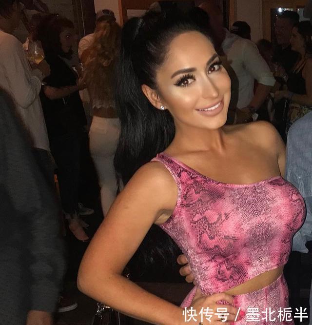  『皮瓦』安吉丽娜·皮瓦尼克穿着紧身蓝色背心和紧身裤炫耀美丽