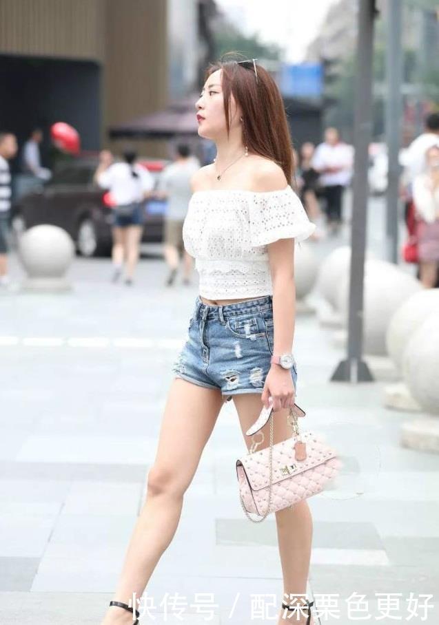 美女■让人百看不厌！，白色蕾丝露肩衫搭配低腰牛仔裤