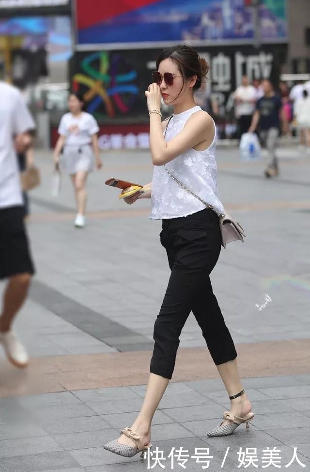 『身上穿着一』美女脚上搭配一双优雅尖头高跟鞋,她的脚部曲线看上去更加的修长