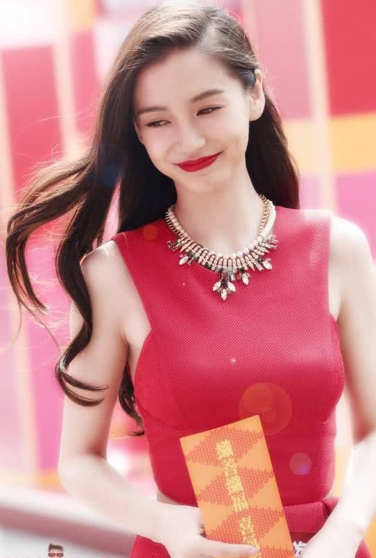 造型师放过杨颖吧，踩这么高的高跟鞋，双脚都青筋凸起了