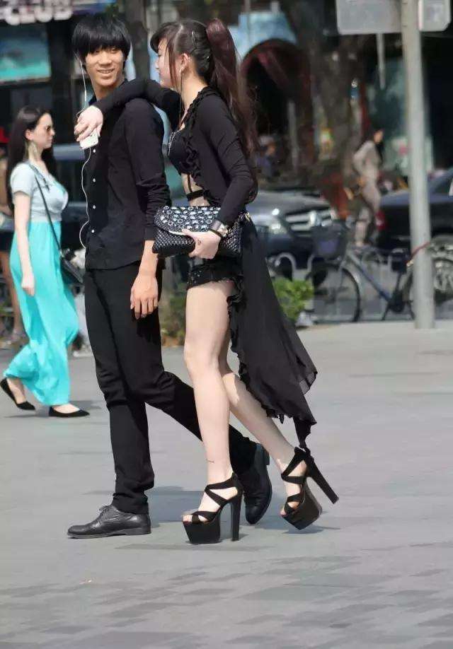 路人街拍 妙龄女郎穿上恨天高跟鞋，图3小姐姐走路都是利索了