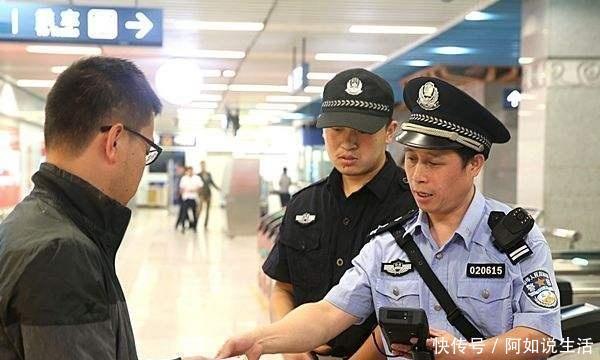  #拒绝#在地铁站如果被警察要求查身份证，可以拒绝吗一名警察说