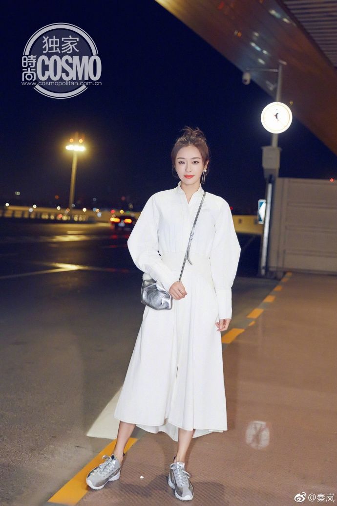 37岁的秦岚真的太美啦，白色连衣长裙出镜：美成18岁少女！