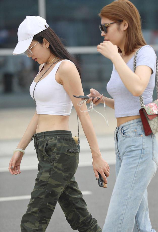 气质小姐姐紧身露脐装尽心女人的万种风情，这位美女一看就是练家